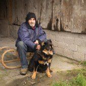 Obdachloser Mann mit Hund sucht Herberge