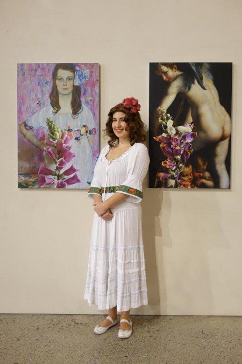 Laura Garnitschnig mit dem Werk von Klimt.