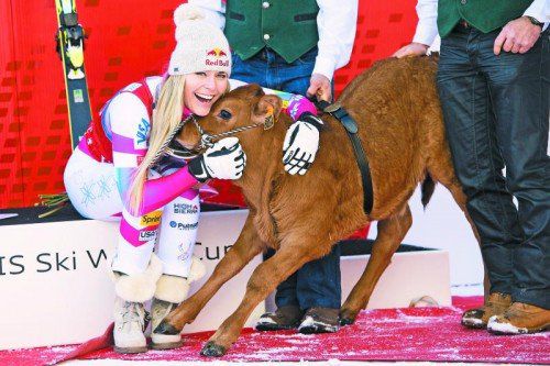 Lindsey Vonn bekam für den Abfahrtssieg in Val d‘Isère wieder ein Kalb als Preis – es ist schon das dritte. Foto: ap