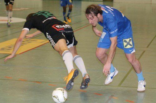 Lochaus Julian Sterlika (rechts) im Kampf um den Ball gegen Klaus Sohm vom FC Alberschwende. Foto: Knobel