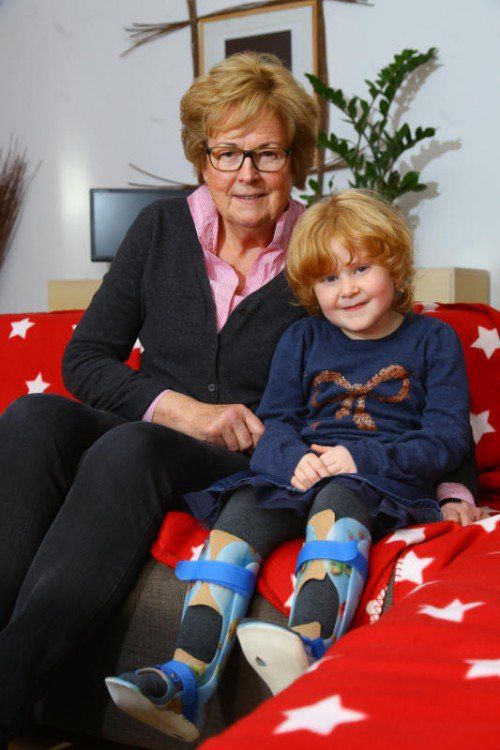 „Ma hilft“-Patin Marlies Müller mit Adriana aus Altach, die auf Therapien angewiesen ist. „Ma hilft“ unterstützt die Kleine.  VN/hofmeister