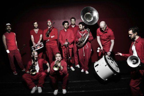 Moop Mama sind die Verbindung von Straßenmusik-Philosophie, Brass Band und einem funkigen Protest-Hardcore-HipHop. foto: band