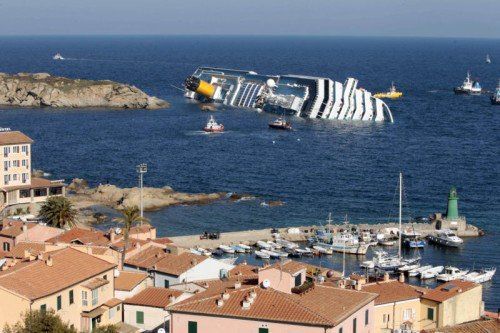 Lange lag das auf Grund gelaufene Unglücksboot vor der italienischen Insel Giglio. Foto: Ap