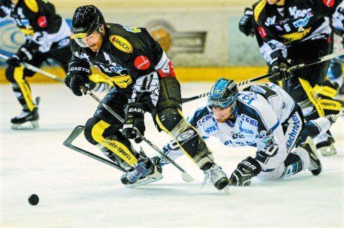 Niki Petrik gibt Brad Moran das Nachsehen – Dornbirn hatte die Linzer beim Heimspiel gut im Griff. Foto: gepa