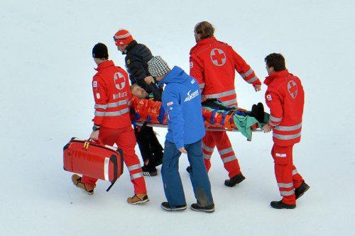 ÖSV-Kombinierer Christoph Bieler wurde von der Rettung abtransportiert. Bieler war bei der Bestweite von 98 Metern gestürzt. Foto: ap
