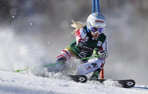 ÖSV-Läuferin Eva-Maria Brem geht morgen als Lokalmatadorin in den Riesentorlauf im Kühtai. Die 26-jährige Tirolerin führt die RTL-Wertung an. Foto: epa