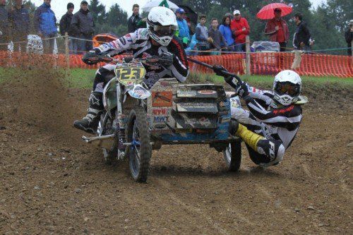 Platz zwei in der deutschen Seitenwagen-Meisterschaft: Martin Walter und Beifahrer Johannes Vonbun. Foto: Schwämmle