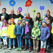 Eine Fantasieblumenwiese erhellt den Schulhof in Lochau