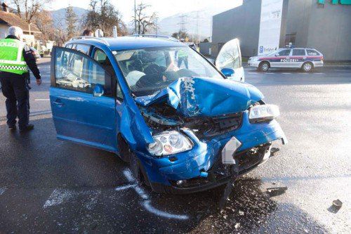 Rankweil am 21.12.2014 VU Verkehrsunfall Kroenele Kreuzung, Landbusfahrerin biegt von der L 190 in Richtung Brederis ab und uebersieht dabei ein entgegenkommenden PKW. Im PKW wird der Fahrer am Kopf und ein mitfahrendes Kind verletzt, beide wurden ins LKH Feldkirch eingeliefert.
