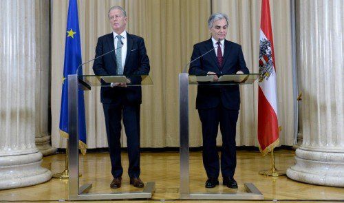 Regierungsstreit geht in die nächste Runde. Auch bei TTIP herrscht zwischen Faymann (r.) und Mitterlehner keine Einigkeit. FOTO: APA