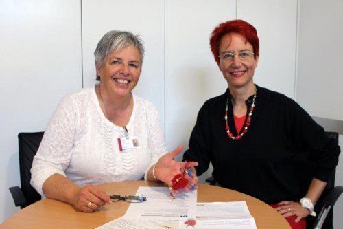 Renate Dünser (l.) kann bei der besonderen Initiative auch auf die Unterstützung ihrer Kollegin Daniela Bohle-Fritz zählen.  Foto: KHBG  
