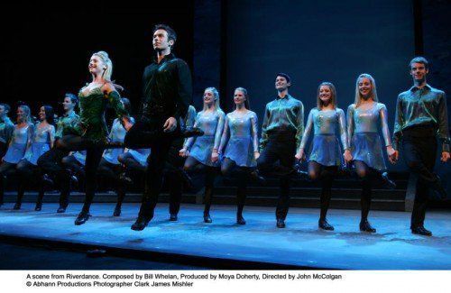 „Riverdance“ präsentieren eine beeindruckende Performance aus irischer Musik, irischem Volkstanz und internationalen Tanzformen. Riverdance