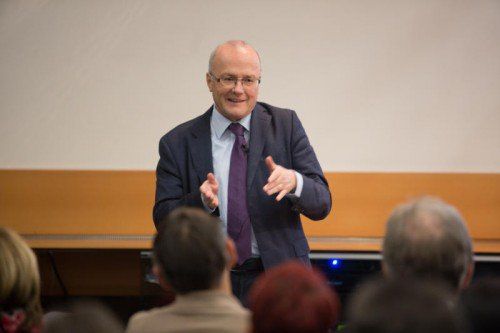 Russ-Preis-Träger Reinhard Haller fesselte die Zuhörer bei seinem Vortrag über Narzissmus im Multimediaraum von Russmedia. Foto: VN/Hartinger