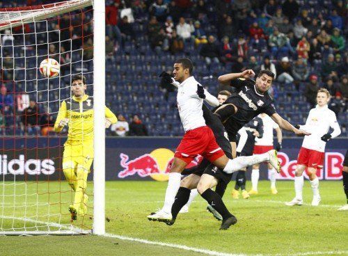 Salzburg-Trainer Adi Hütter (ganz rechts) feuerte sein Team an. Stürmer Alan erzielte mit der Brust das 3:0 für die Bullen. Fotos: Gepa