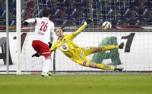 Salzburgs Torjäger Jonatan Soriano (links) verwandelte beide Elfmeter gegen WAC-Torhüter Alexander Kofler. Foto: gepa