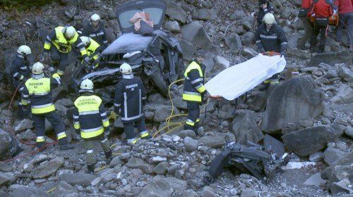 Schoppernau am 5.12.2014 In der Nacht von Donnerstag auf Freitag sind zwei junge Maenner, Jahrgang 1998 und 1994, mit ihrem Fahrzeug auf der Bregenzerwaldstrasse toedlich verunglueckt. Die beiden waren auf L200 Richtung Schoppernau Tal auswaerts unterwegs, als sie bei der Schrecksbachbruecke, nach dem Tunnel, mit dem Fahrzeug von der Strasse abgekommen und ins Bachbett gestuerzt sind. Ein vorbeifahrender Auto-Lenker fand das Fahrzeug heute Vormittag und verstaendigte die Einsatzkraefte. Vor Ort konnte nur noch der Tod der beiden MŠnner festgestellt werden. Wann genau das UnglŸck passiert ist und was die Ursache des Unfalls war, ist derzeit unklar. LPD Vorarlberg, Oeffentlichkeitsarbeit, Tel. +43 (0) 59 133 80 1133