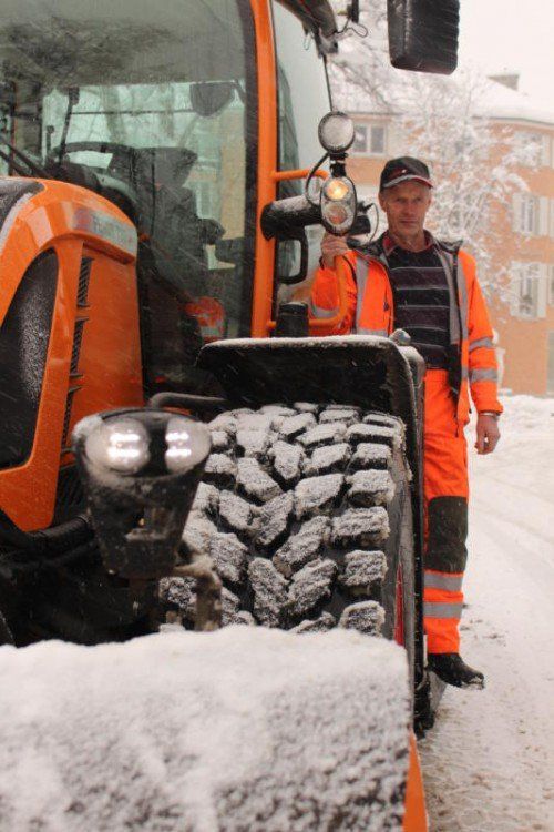 Seit nunmehr 33 Jahren ist Ernst Furxer bereits mit seinem orangen Einsatzfahrzeug unterwegs.  Foto: sis  