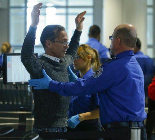 Sicherheitsüberprüfung am Midway International Airport in Chicago. US-Behörden prüfen nun eine Verschärfung der Bestimmungen. FOTO: EPA