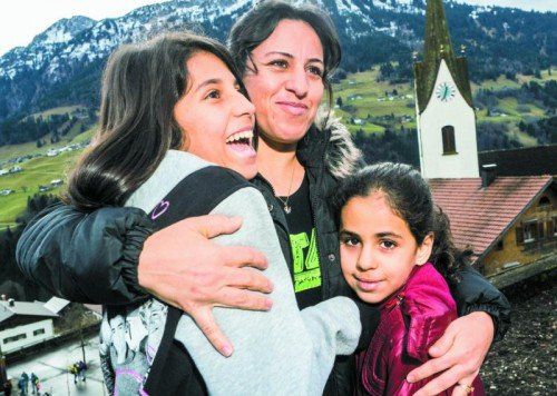 Sichtlich dankbar für das vorübergehende Zuhause im Blonser Pfarrhaus: Mutter Emine mit den Töchtern Helin und Maria aus Syrien. Foto: MK