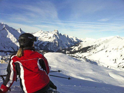 Skifahren bei Sonnenschein ist ein Genuss – doch wer die Pisten verlässt, setzt sich der Lawinengefahr aus.  Foto: VN/Paulitsch