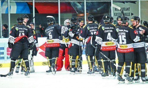 So sehen Sieger aus: Die Bulldogs-Cracks feiern einen 4:2-Sieg beim Tabellenführer auf Salzburger Eis. Foto: gepa