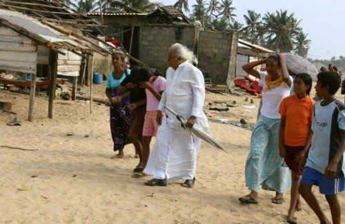Unermüdlich im Einsatz: Der 82-jährige Father Tissa Balasuriya will Häuser bauen und den Fischern neue Boote geben.  FOTO: VN/HRJ  