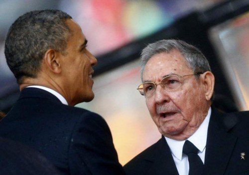 US-Präsident Obama (l.) und Kubas Präsident Castro: flüchtige Begegnung beim Begräbnis von Nelson Mandela (2013). FOTO: REUTERS