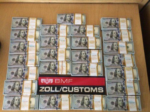 Vielfach blickte den Zollfahndern der US-Gründervater Benjamin Franklin von den zahlreichen 100-Dollar-Noten entgegen.  Foto: bmf  