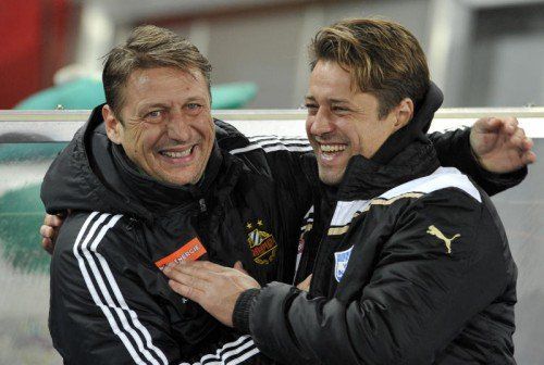 Vor Spielbeginn konnte Helgi Kolvidsson (rechts), bei der Begrüßung von Kollege Zoran Barisic noch herzhaft lachen. Foto: apa