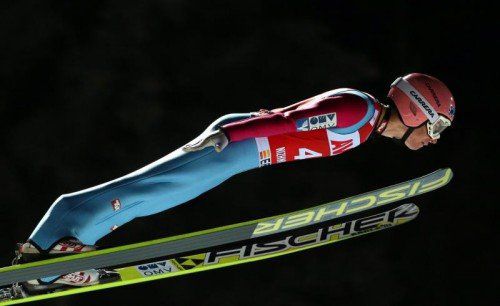 Vorsprung durch Kraft: Bei der Weltcup-Premiere im Uralgebirge konnte sich Stefan Kraft durch seinen 138-m-Sprung Platz drei sichern. Foto: epa