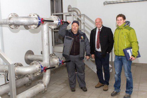 Wasserwart Wolfgang Both, Bürgermeister Burkhard Wachter und Bauleiter Hubert Kolb (v.l.).    Foto: sto