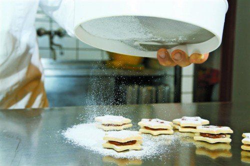 Weihnachtsbäckerei: Zimt-Trüffel-Sterne. FotoS: bernd Hofmeister (3), Shutterstock (2)