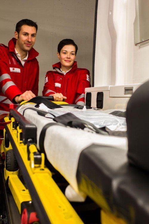 Wir haben uns beim Roten Kreuz kennen- und liebengelernt. Das Schöne an der Arbeit ist, dass man gemeinsam mit Menschen für andere Menschen arbeitet. Das Ehrenamt hier ist eine sinnvolle Freizeitbeschäftigung und man bekommt von den Patienten sehr viel zurück. Wir schätzen, dass es etwa 400 Stunden im Jahr pro Person sind, die investiert werden. Ein Gänsehaut-Moment für mich (Caroline) war, als ich heuer erstmals bei einer Geburt dabei war. Für mich (Marc) ist immer jener Moment am schönsten, wenn man einem Menschen das Leben retten kann. Caroline Hechenberger, 25 Jahre,
Marc Schertler, 27 Jahre, Rotkreuz-Abteilung Lustenau