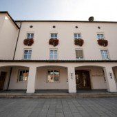 Pinke und Blaue blasen zum Sturm aufs Rathaus