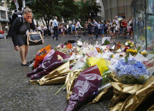 Zahlreiche Australier gedachten an einer spontan entstandenen Gedenkstätte der getöteten Geiseln. REUTERs