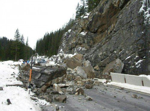 ABD0119_20150116 - STEEG - ÖSTERREICH: ZU APA0414 VOM 16.1.2015 - Nach einem massiven Felssturz am Freitag, 16. Jänner 2015, ist die Lechtal Straße (B198) zwischen Steeg und Warth im Tiroler Außerfern gesperrt worden. Im Bild: Die Unglücksstelle. - FOTO: APA/ZOOM-TIROL/UNBEKANNT