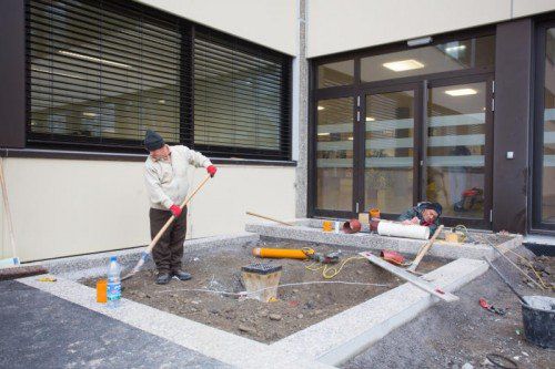 Aktuell sind die Arbeiter mit der Pausenhofgestaltung und Elektroarbeiten beschäftigt. Foto: VN/Hartinger