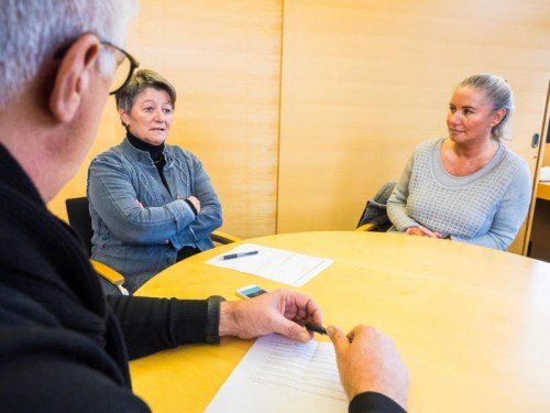„Als Bürgermeister einer Gemeinde sollte man sich nicht für alles rechtfertigen müssen“: Gemeindechefin Handler im VN-Gespräch.