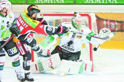 Andreas Judex (l.) hilft Wald-Goalie Oskar Östlund gegen Feldkirchs Torjäger Dylan Stanley. Foto: Stiplovsek