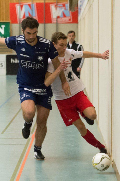 Bandenzauber in Wolfurt, sprichwörtlich genommen. Es war ein harter Kampf im Spiel zwischen Vorjahressieger Andelsbuch und Dornbirn.