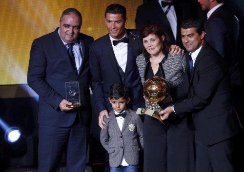 Cristiano Ronaldo mit seiner Mutter Maria Dolores dos Santos Aveiro (2. v. r.) und Sohn Cristiano Ronaldo Jr.