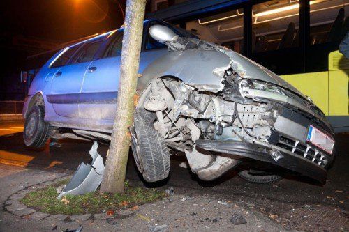 Das Auto des Unfalllenkers blieb schräg am Baum hängen, es wurde niemand verletzt.  Foto: Mathis