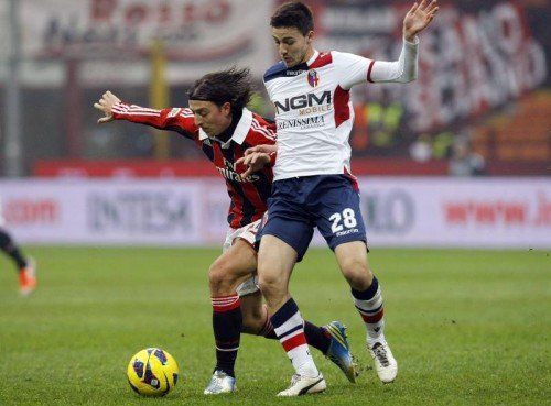 Das Bild aus der Vorsaison zeigt Marti Riverola im Bologna-Dress im Duell mit Milans Riccardo Montolivo (l.). Foto: Reuters