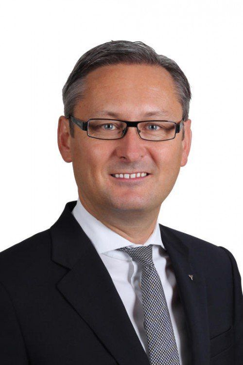 Courage. Zukunft schaffen: Besser könnte das Motto des Wirtschaftsforums nicht zur Volksbank Vorarlberg passen. Denn wir haben unsere traditionellen Pfade verlassen und mutig neue Konzepte umgesetzt. Mit unserem eingeschlagenen Weg der Achtsamkeit zeigen wir gerade im Private Banking Courage und eröffnen unseren Mitgliedern und Kunden die Chance, auch in finanziellen Angelegenheiten ihren Weg zu einem nachhaltigen Lebensstil aktiv zu gestalten. Das klimaneutrale Investieren, bei dem u. a. sogar die CO²-Fußabdrücke der Portfolios berechnet werden können, ist in Vorarlberg einzigartig. Wir sollten die Plattform Vorarlberger Wirtschaftsforum nutzen, um gemeinsam neue Ideen voranzutreiben.Gerhard Hamel, Vorstandsvorsitzender Volksbank Vorarlberg