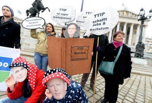 Das Bündnis TTIP Stoppen demonstrierte am Dienstag vor dem Parlament in Wien. FOTO: APA