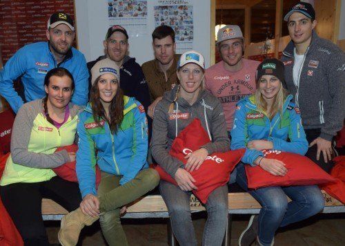 Das ÖSV-Team mit Ina Meschik, Julia Djumovits, Marion Kreiner, Sabine Schöffmann (v. v. l.), Andreas Prommegger, Anton Unterkofler, Sebastian Kislinger, Benjamin Karl und Lukas Mathies (h. v. l.). Foto: apa