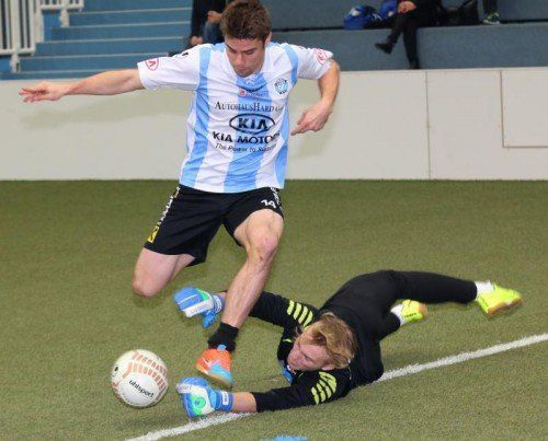 Der Harder Simon Mentin beim erfolgreichen Torschuss im Vorrunden-Gruppenspiel gegen Frastanz. Fotos: Knobel/4