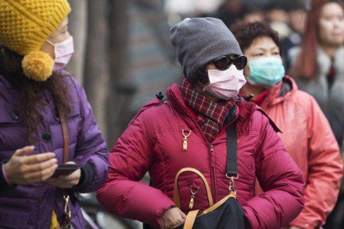 Der Smog schnürt den Chinesen die Luft ab. Die meisten Städte überschreiten regelmäßig die zulässigen Höchstwerte. Foto: EPA