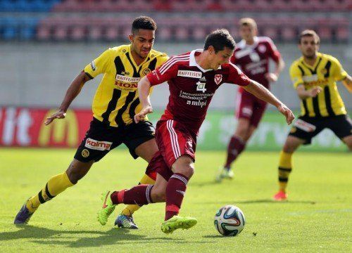 Der Vaduzer Manuel Sutter, rechts, ueberlaeuft hier den Berner Gregory Wuethrich, links, aufgenommen am Sonntag, 17. August 2014, beim Fussball Super-League Spiel zwischen dem FC Vaduz gegen den BSC Young Boys im Vaduzer Rheinpark Stadion. FOTO & COPYRIGHT: EDDY RISCH