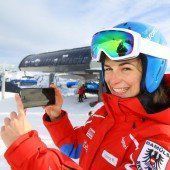 App in den Schnee mit Ski und Handy